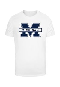 Bílý bavlněný tričko s velkým námořnickým modrým logem "M" a textem "MICHIGAN" uprostřed, krátké rukávy a kulatý výstřih.
