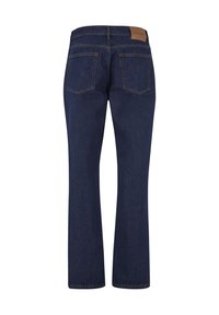 Jean en denim bleu foncé avec jambes droites, deux poches arrière et un patch de marque marron sur la ceinture.