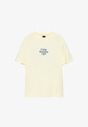 PULL&BEAR, SHORT SLEEVE FRIDAY RUNNING CLUB - T-SHIRT - T-shirt imprimé - yellow