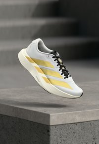 Neizvēlēts, footwear white/matte gold-coloured/core black