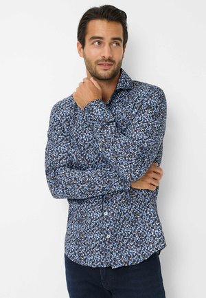 Camicia a maniche lunghe con un motivo astratto multicolore in blu, nero e bianco, con colletto classico e chiusura con bottoni.