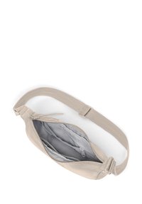Marsupio in pelle beige con una larga tracolla regolabile, chiusura con zip e interno foderato con diversi scomparti.