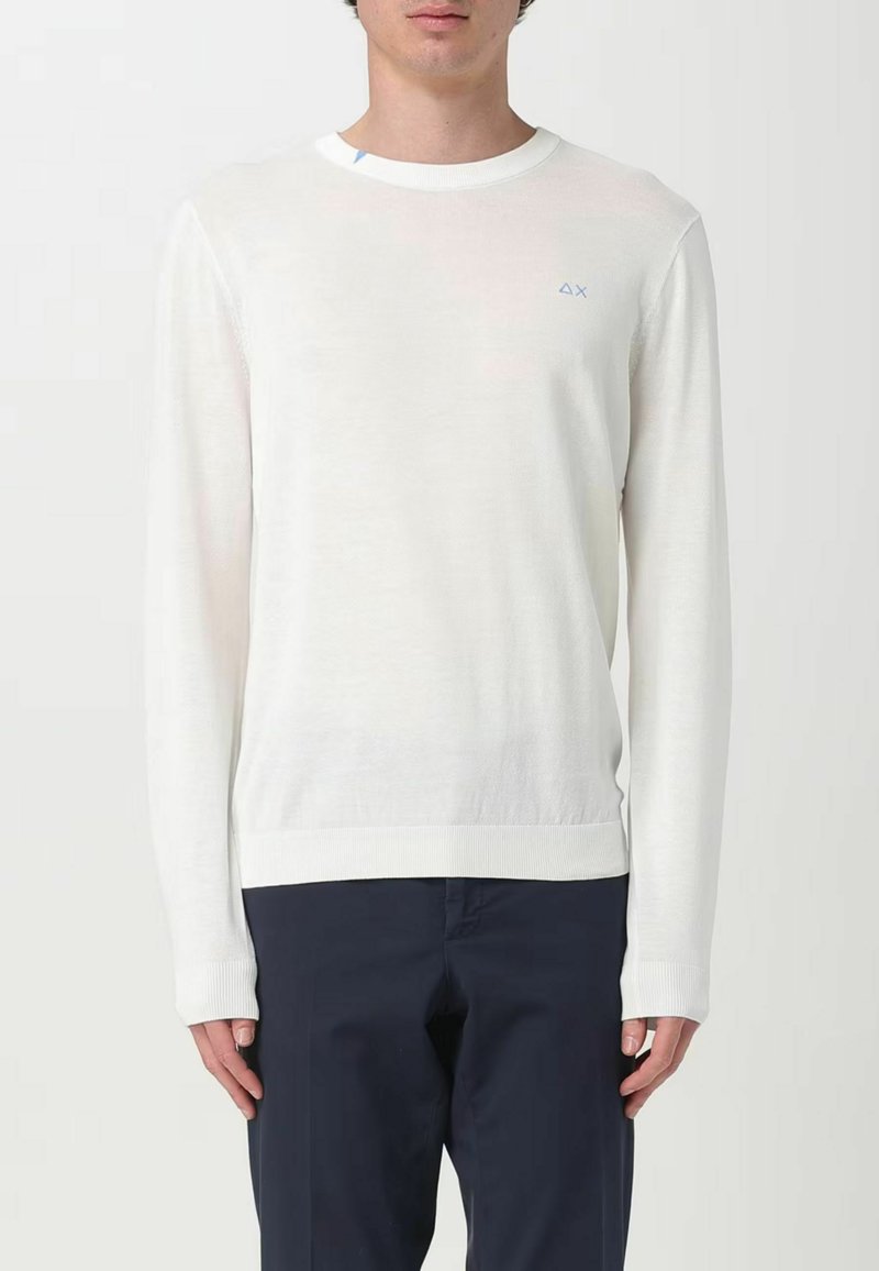 Maglione bianco a maniche lunghe con polsini e orlo a costine. Caratterizzato da un sottile logo blu sul petto e un collo rotondo. Tessuto leggero.