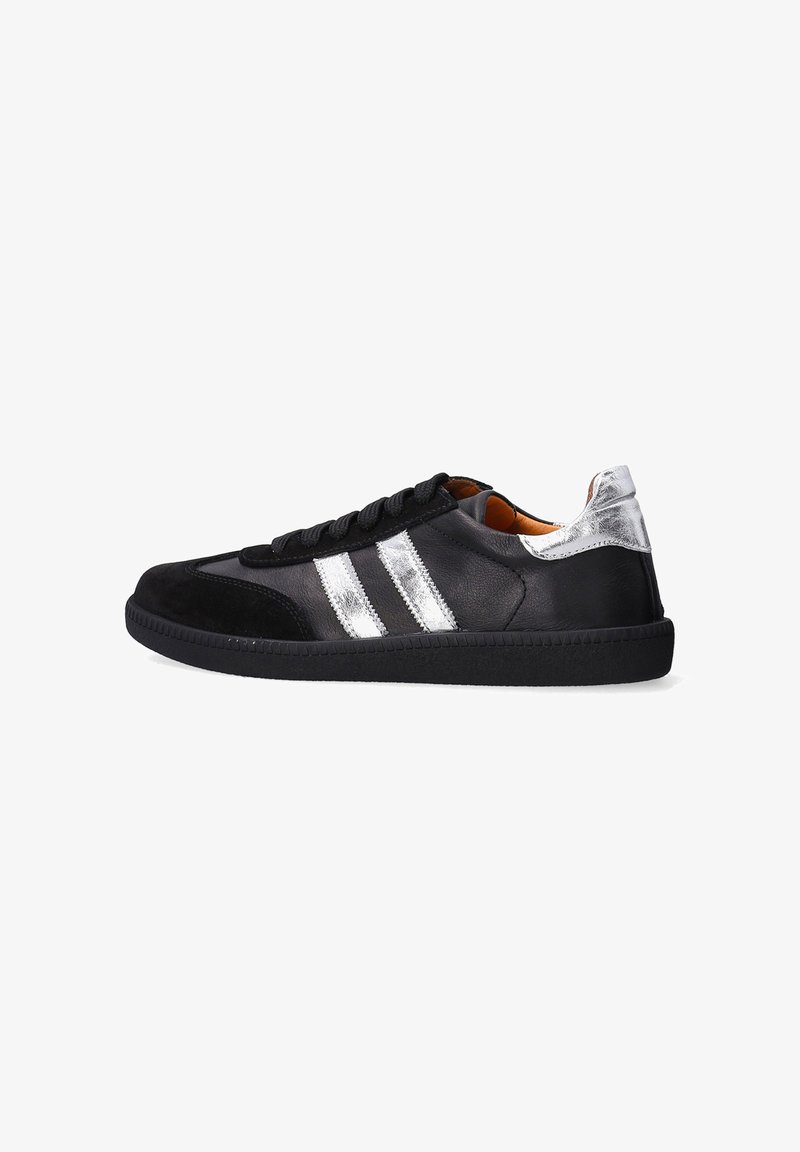 Sort sneaker lavet af læder og ruskind, med sølvstriber, en struktureret sort sål og sorte snørebånd. Glatte detaljer på hælen.