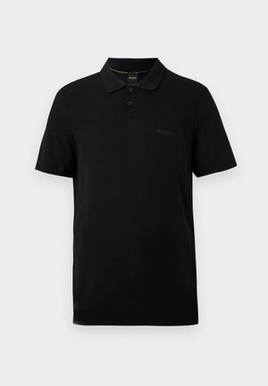 Μαύρο κοντομάνικο πόλο με κουμπωτό σχέδιο, διακριτικό λογότυπο "BOSS" στο στήθος και εσωτερική επένδυση γιακά με πράσινες λεπτομέρειες.