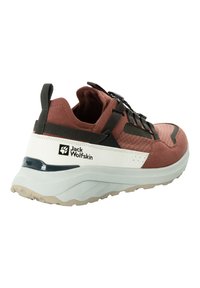 Scarpone sportivo rosso e grigio con una parte superiore testurizzata, collare imbottito, design con lacci e una suola intermedia bianca con dettagli del logo sul lato.