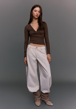 - Bluzka z długim rękawem