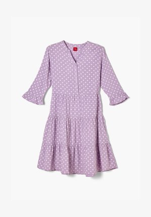 Robe lavande à pois blancs, manches trois-quarts à volants, jupe à étages et col en V avec boutons sur le devant.
