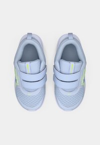 Baskets pour enfants bleu clair en matériau en maille, avec deux bandes Velcro, des semelles texturées et de subtils accents verts.