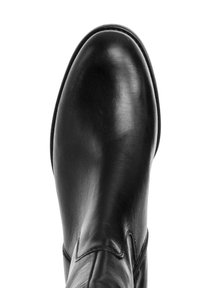 Černá kožená bota s hladkým, leštěným povrchem. Má zaoblenou špičku a jemné švy podél strany.
