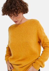 Monoprix MANCHES LONGUES COL BATEAU - Pullover - jaune d oeuf