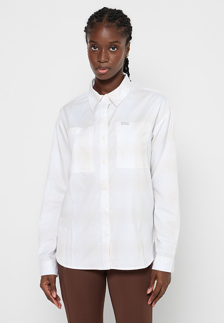 Biała koszula z guzikami, z wzorem w kratę, dwoma kieszeniami na piersiach i klasycznym kołnierzykiem. Gładka tekstura, swobodny krój i długie rękawy.