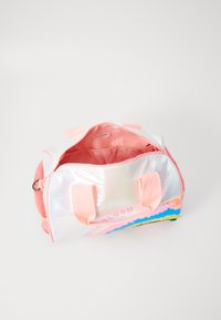 Holografisk duffelväska med rosa handtag, dragkedjestängning och färgglada paljettdetaljer vid basen. Inuti är den fodrad med persikofärgad tyg.