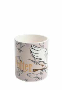 Tazza in ceramica con sfondo rosa pastello, decorata con illustrazioni di gufi e la parola "Potter" in oro. Finitura liscia, forma cilindrica.