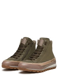 Baskets montantes en suède vert olive avec des accents marron, dotées d'une fermeture éclair, de lacets ronds et d'une semelle en caoutchouc texturé.