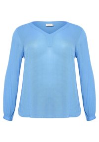 Blusa de manga larga azul claro con escote en V, textura suave y puños ligeramente fruncidos. Diseño de corte holgado, tejido suave con un brillo sutil.