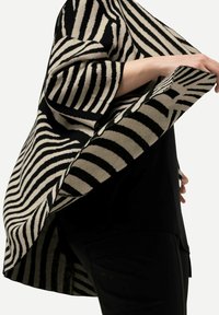 Ulla Popken JACQUARD STEHKRAGEN HALBARM - Cardigan - light champagne