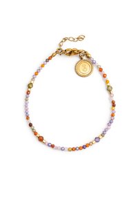 Perlenarmband mit mehrfarbigen Edelsteinen in lila, orange und goldenen Farbtönen, mit einem goldfarbenen Verschluss und einem gravierten runden Anhänger.