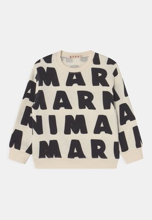 Kremowy sweatshirt z dużymi czarnymi literami. Posiada okrągły dekolt i długie rękawy, wykonany z miękkiego, teksturowanego materiału.