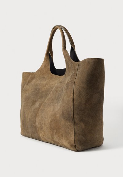 Geantă mare de tip tote din piele întoarsă maro, cu textură netedă, mânere rotunjite, deschidere superioară și un design simplu. Fără accesorii sau elemente vizibile.