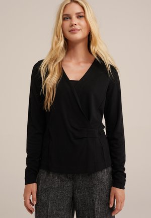 Top avvolgente nero a maniche lunghe con scollatura a V, tessuto testurizzato e silhouette aderente. Abbinate a pantaloni grigi a fantasia.