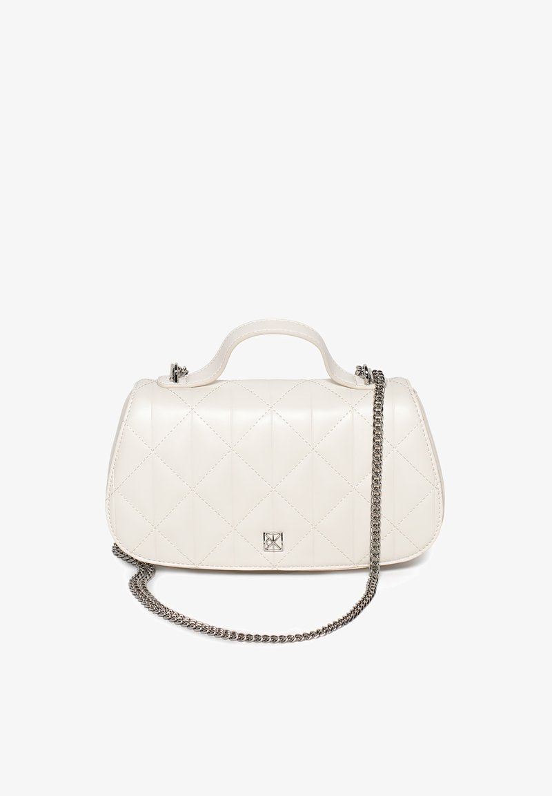 Sac à main en cuir blanc matelassé avec poignée supérieure et bandoulière en chaîne argentée, petit logo métallique carré au centre avant.
