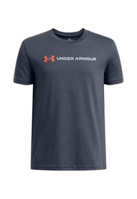 Camiseta de algodón gris con mangas cortas, con un logo en blanco y naranja de "UNDER ARMOUR" en el pecho. Ajuste clásico y cuello redondo.