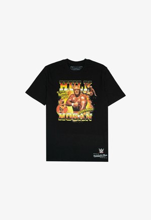 Schwarzes Baumwoll-T-Shirt mit einem bunten Grafik eines Wrestlers und dem Text "HULK IS STILL RUNNIN' WILD" und "HULKAMANIA HOGAN."