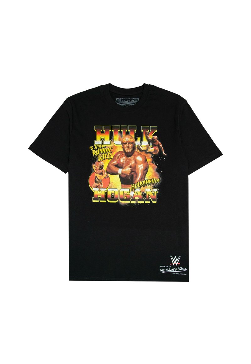 Schwarzes Baumwoll-T-Shirt mit einem bunten Grafik eines Wrestlers und dem Text "HULK IS STILL RUNNIN' WILD" und "HULKAMANIA HOGAN."