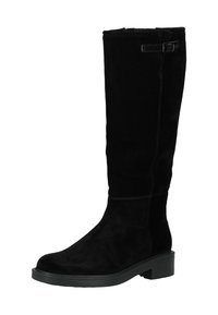 Bota de ante negra hasta la rodilla con suela plana, detalles de costura sutiles y un acento de hebilla en la parte superior. Textura suave y diseño aerodinámico.
