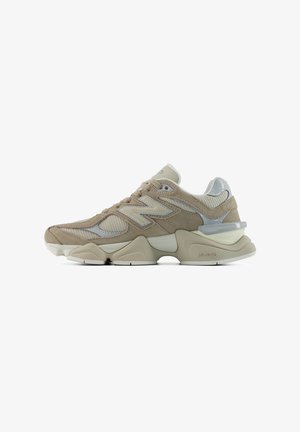 Beiger und hellgrauer New Balance Sneaker mit Mesh- und Wildleder-Obermaterial, klobige Sohle mit der Beschriftung "Abzorb,", von der Außenseite gezeigt.