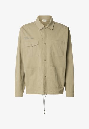 Beige Jacke mit Kragen, vier Vordertaschen und verstellbarem Kordelzugsaum. Auf der Brust befindet sich ein dezentes Textdetail.