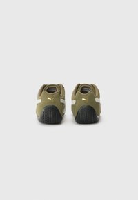 Grønne semskede sneakers med sort gummisål, hvide accenter og gulllogo detaljer. Lavtopdesign med rund hæl.