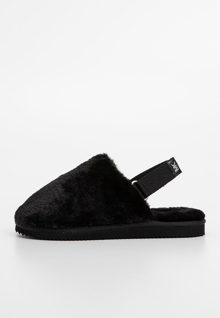 Zwarte fuzzy pantoffel met een zachte textuur, open achterkant en elastische band. Beschikt over een platte rubberen zool met een gestructureerd patroon voor grip.