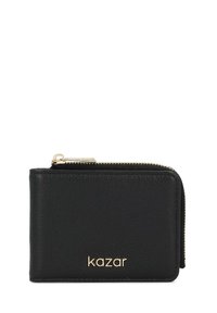 Billetera de cuero negro con un acabado texturizado, cremallera dorada y la marca "kazar" en relieve en la parte frontal. Forma rectangular compacta.