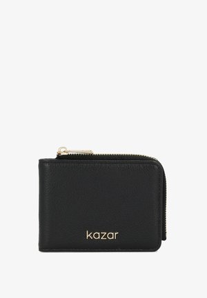Portefeuille en cuir noir avec une finition texturée, fermeture éclair dorée et logo "kazar" embossé à l'avant. Forme rectangulaire compacte.