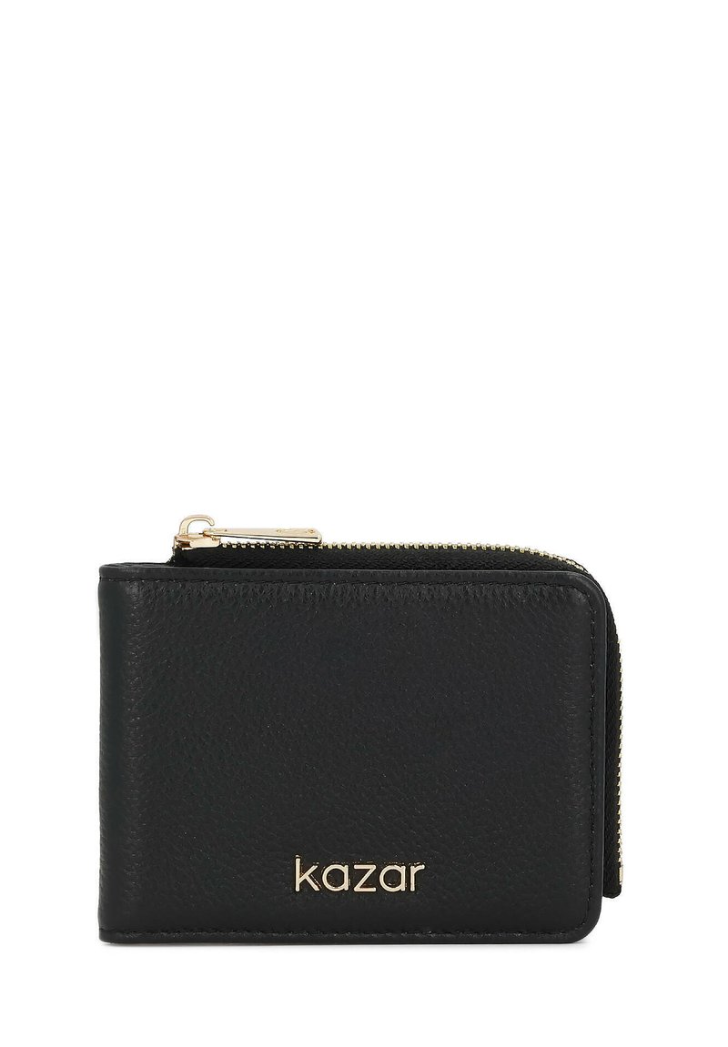 Billetera de cuero negro con un acabado texturizado, cremallera dorada y la marca "kazar" en relieve en la parte frontal. Forma rectangular compacta.
