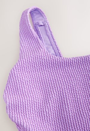 Top violet texturat cu design nervurat, prevăzut cu bretele subțiri și căptușeală interioară netedă. Materialul pare elastic și ușor.