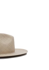 Hut aus leichtem Beige mit breiter Krempe, der eine gewebte Textur und eine flache Krone aufweist. Die Krempe ist gleichmäßig geformt und breitet sich nach außen aus.