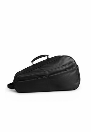 Sort trekantet blødt etui med flere lynlåslommer og et polstret håndtag, designet til at bære et musikinstrument eller sportsudstyr.