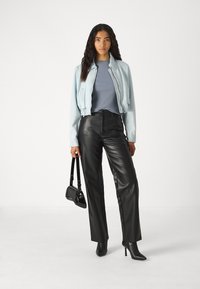 DRYKORN KOALE - Basic póló - blau