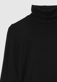 Pull en maille côtelée noir avec col roulé, mettant en valeur sa texture douce et sa coupe ajustée, ainsi que son motif longitudinal.