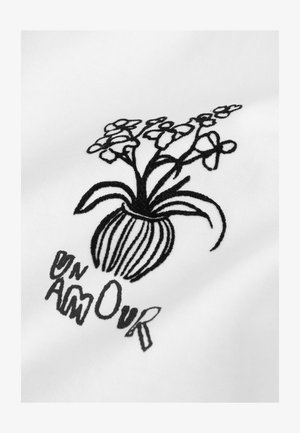 Țesătură albă cu un vas brodat negru cu flori. Designul include linii curbe și textul „ON AMOUR” în stiluri variate.