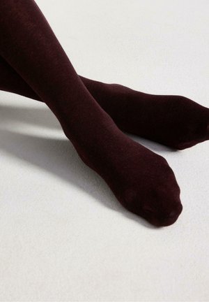 Bordeaux strømpebukser, glat stof, tætsiddende design, uigennemsigtig tekstur, sømløs tå, letvægts, hvilende på en lys farvet overflade.