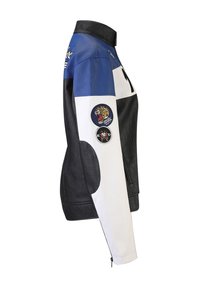 Giacca di pelle da uomo con corpo nero, spalla blu e maniche bianche. I distintivi ricami sul braccio sinistro aggiungono dettagli.