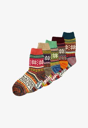 Vijf kleurrijke gebreide sokken met sneeuwvlok- en geometrische patronen in verschillende kleuren, gerangschikt in een waaiervorm op een witte achtergrond.
