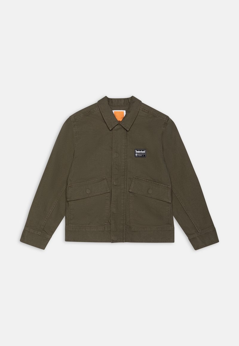 Zielona kurtka z płótna z kołnierzem, dwoma przednimi kieszeniami na klapki, centralnym zapięciem na guziki oraz pomarańczową metką wewnętrzną.