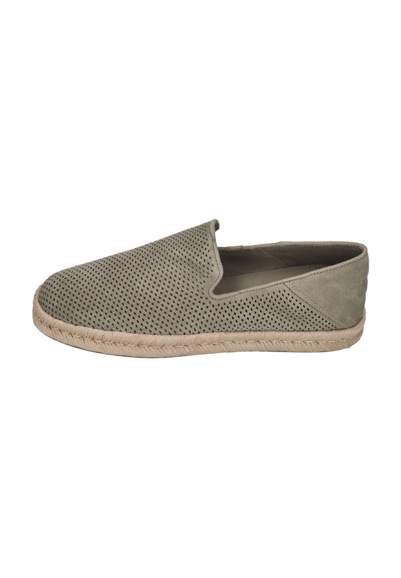 Žalios slip-on tipo batai su perforuotu zomšiniu viršumi, įtvirtinti natūraliame jutos padu. Apvalus pirštas ir kasdieniškas dizainas, tinkantis šiltam orui.