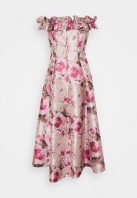 Robe décolletée en satin avec un col à volants, présentant un motif floral aux tons rose et beige, mi-longue, corsage ajusté.