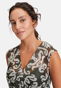 Cartoon OHNE ARM - Freizeitkleid - khaki cream